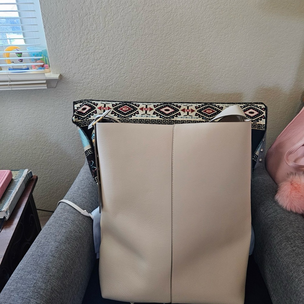 Banana Republic Cream Tote bag. Ideal for
 everyday wardrobe. Natural elegant.